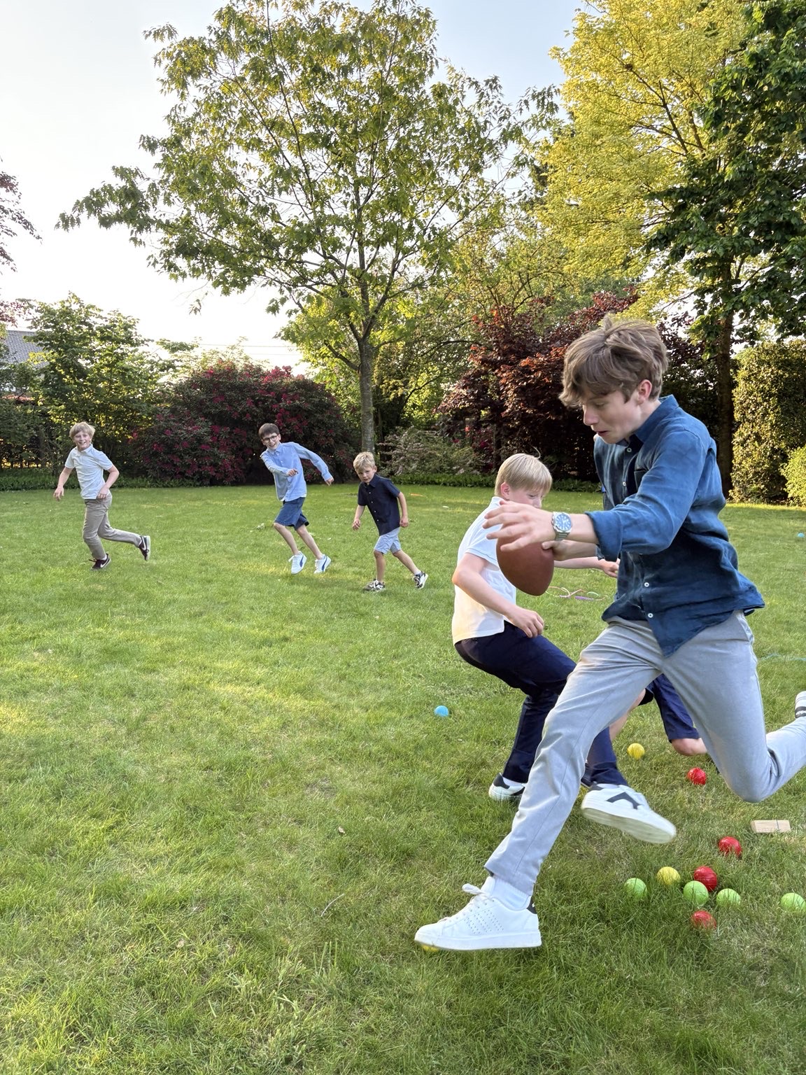 Kinderen schilderen creatief op een elegant feest met Mini Guests
